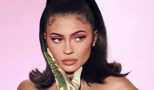 Mokra sukienka opina Kylie Jenner. Prześwitujący materiał wyeksponował ciało