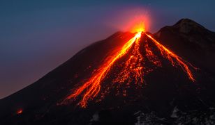 Wulkan Etna znów aktywny. Pluje lawą i wyrzuca kłęby trujących gazów