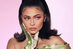 Mokra sukienka opina Kylie Jenner. Prześwitujący materiał wyeksponował ciało