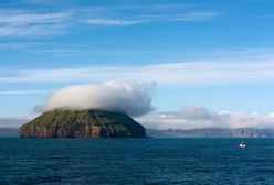 Niesamowita wyspa na Morzu Norweskim. Unosi się nad nią jej "prywatna" chmura