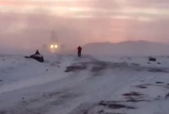 Grenlandia - chcieli zrobić selfie, wpadli w 6-metrową szczelinę