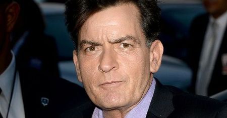 Charlie Sheen trafił pod stałą obserwację lekarzy. Niepokojące doniesienia o jego stanie zdrowia