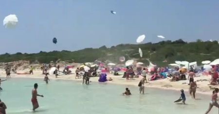 "Parasolnado" na plaży u wybrzeży Minorki. Turyści uciekali w popłochu