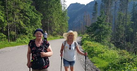 Emerytka zdobyła Morskie Oko. Turyści powinni brać z niej przykład