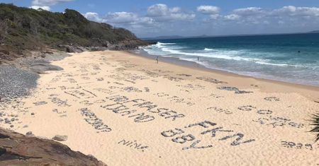 Turyści naruszyli "świętą" plażę w Australii. Zostawili na niej m.in. wielki napis "Poland"
