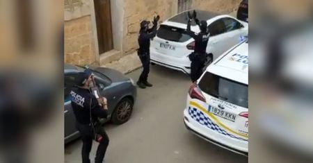 Majorka. Policjanci tańczą i śpiewają, aby umilić mieszkańcom czas w trudnych chwilach