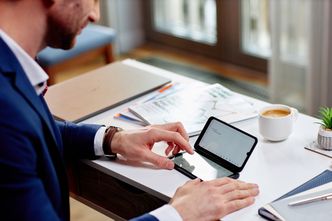 Biznes na dwóch ekranach. Prosty sposób na zwiększenie wydajności w firmie