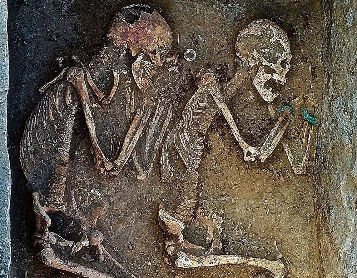 Odkryto grób kochanków sprzed 5 tys. lat. Nazwano ich "Romeo i Julia"