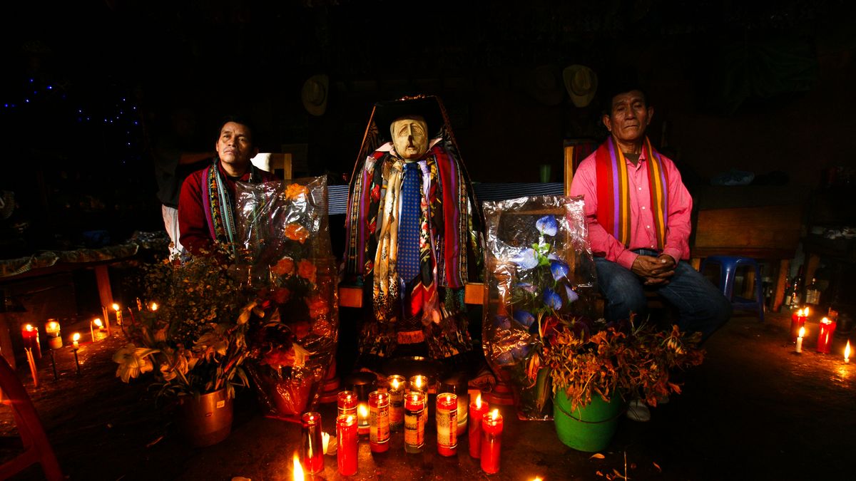 "Szaman będzie wyglądał tak, jak trzeba. Czyli tak jak klienci chcieliby go po powrocie do domu pokazywać na zdjęciu – w haftowanej koszuli, krótkich spodniach i z opaską na czole. Rytuały też będą spełniały wszystkie normy etyczno-turystyczne"