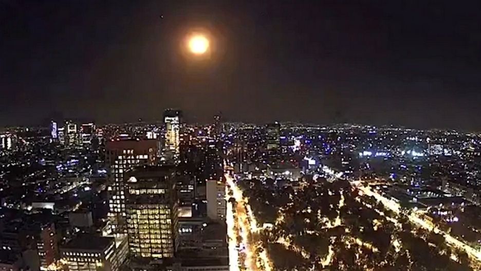 Udostępniono nagranie kuli świetlnej, które wykonano z wieżowca Torre Latinoamericana
