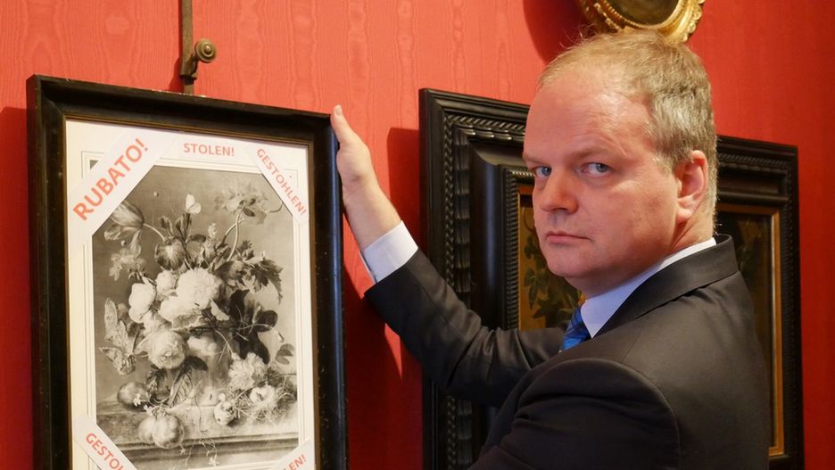 W Galerii Uffizi została powieszona czarno-biała kopia obrazu "Wazon z kwiatami", z napisem "skradziony" w języku angielskim, niemieckim i włoskim