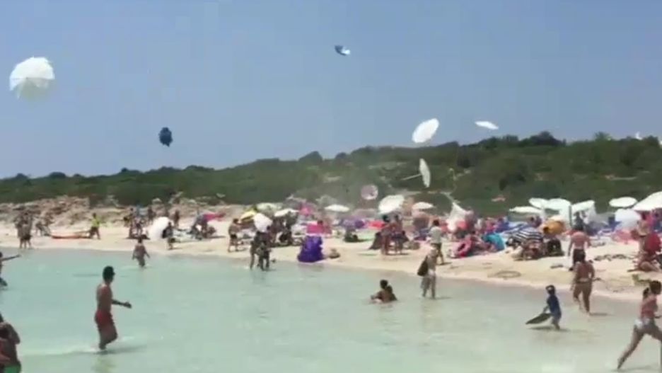 Dziesiątki parasoli poderwanych przez gwałtowny wir powietrzny krążyło nad plażą na Minorce