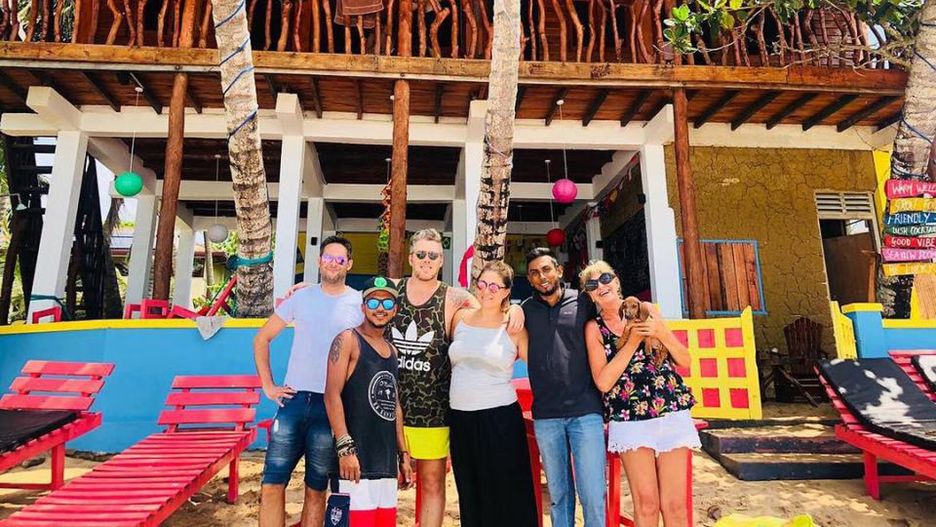 Para nazwała swój hotelik "Lucky Beach"