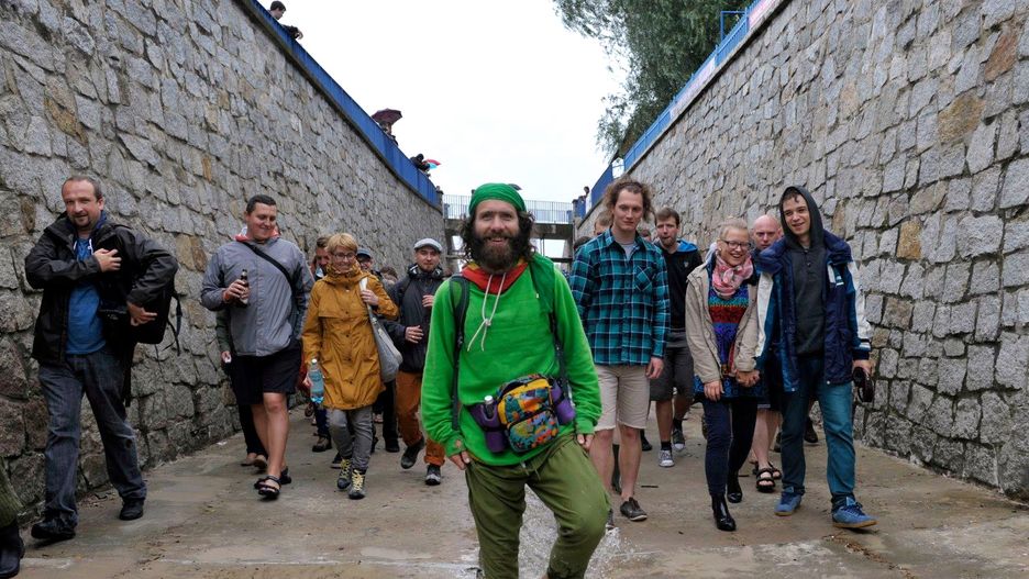 Włodek Dembowski to fan mchu i paproci. Znany jest jako wokalista Łąki Łan, November Project i Dziadów Kazimierskich. To także inicjator i organizator festiwalu Kazimiernikejszyn