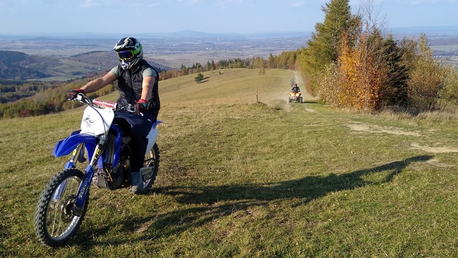 Grzywacka Góra koło miejscowości Kąty, która jest na granicy z Magurskim Parkiem Narodowym. Nieopodal rezerwatu Łysa Góra w kierunku którego kierowali się sfotografowani kierowcy crossa i quada