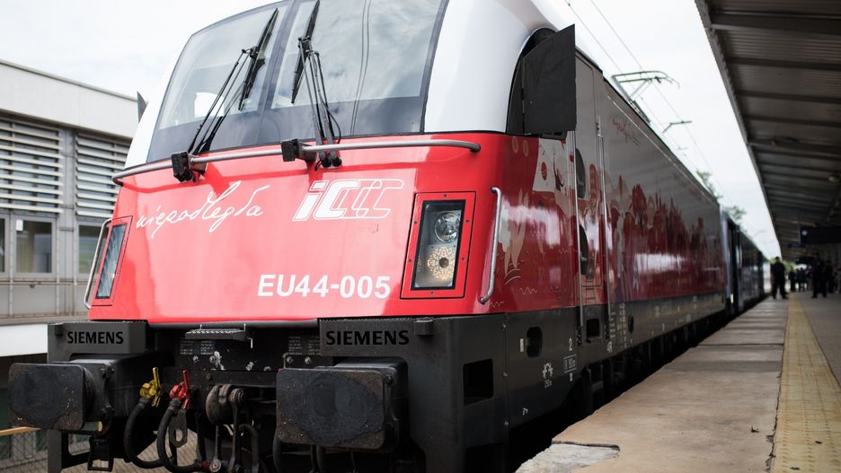 Na tory wyjechały pierwsze biało-czerwone pociągi PKP Intercity