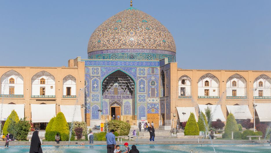 Ponad 300 km na południe od Teheranu leży trzecie co do wielkości miasto kraju - Isfahan, zwany Florencją Wschodu