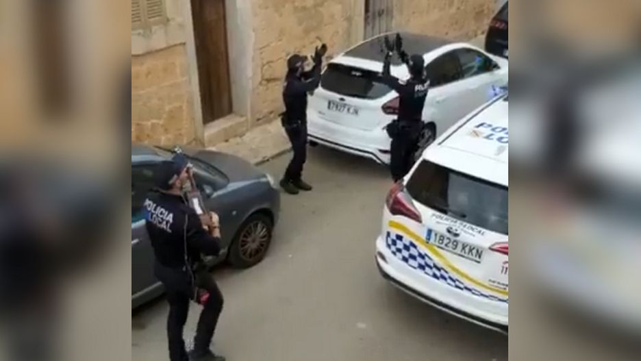 W momencie, kiedy jeden z policjantów zaczął śpiewać piosenkę, mieszkańcy zaczęli wychodzić na balkony