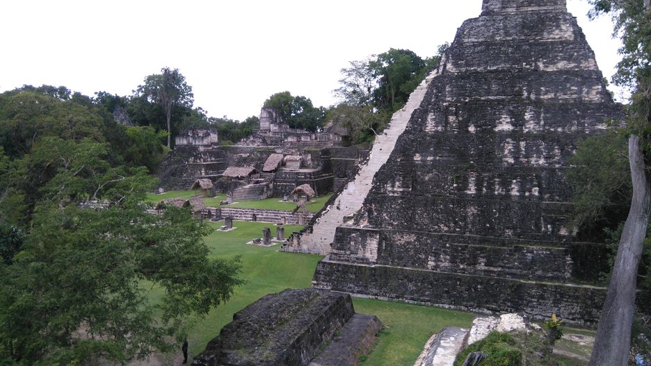 Tikal przeżywał okres prosperity w VII-VIII w. W IX w. miasto opustoszało. Powód? Teorii jest wiele: epidemie, przeludnienie, klęski głodu, susza, a potem konkwistadorzy, którzy dopełnili dzieła zniszczenia