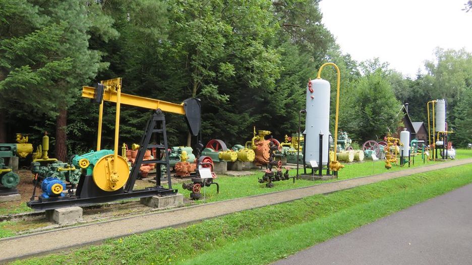 Muzeum w Bóbrce. Na zdjęciu eksponaty - sprzęt do wydobywania ropy naftowej