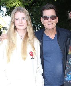 Charlie Sheen z córkami. Nadrabia zaległości sprzed lat