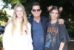 Charlie Sheen z córkami. Nadrabia zaległości sprzed lat