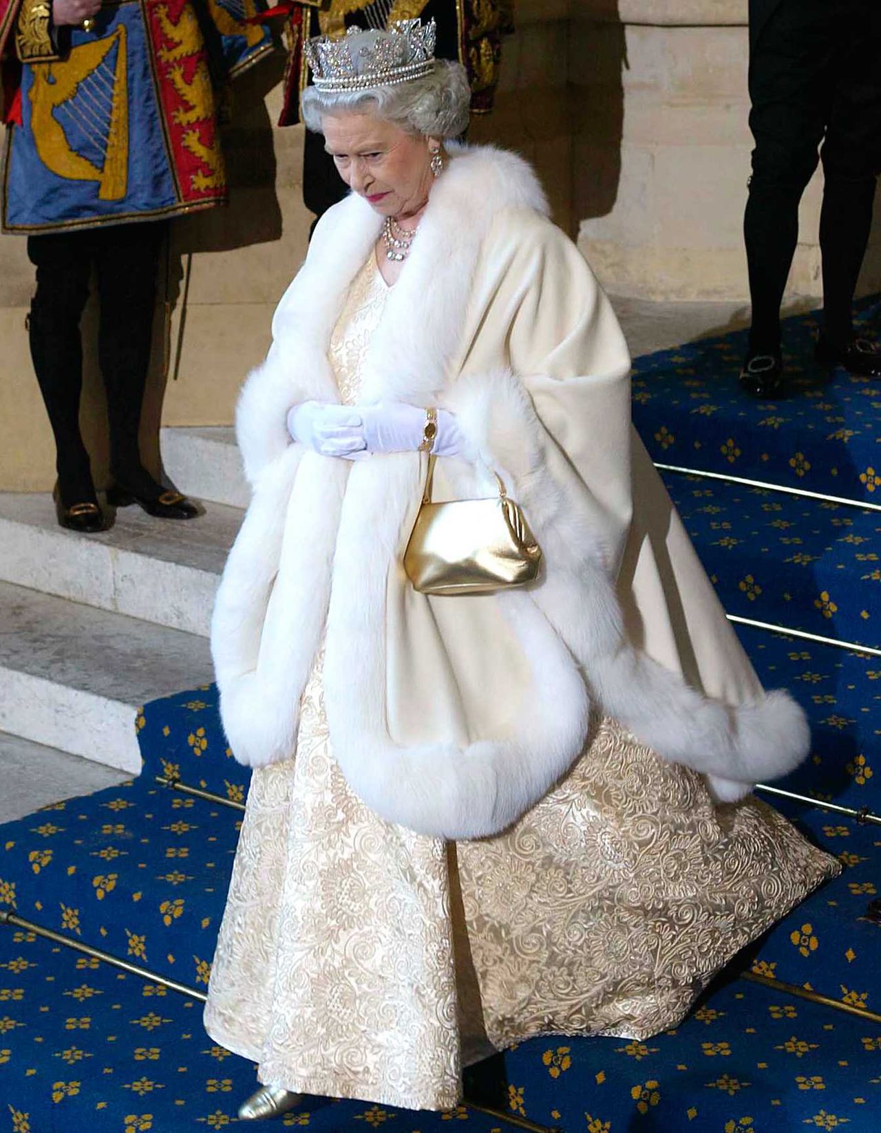Królowa Elżbieta II w futrze
