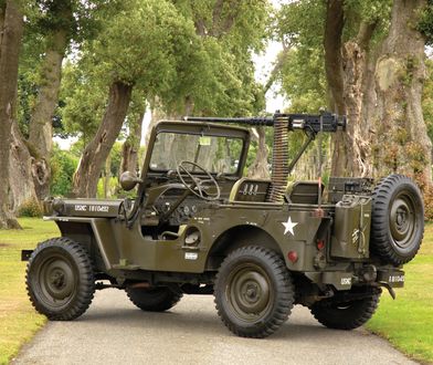 Od spartańskiego utylitaryzmu do wygody i luksusu - ewolucja wnętrz samochodów terenowych zadziwia