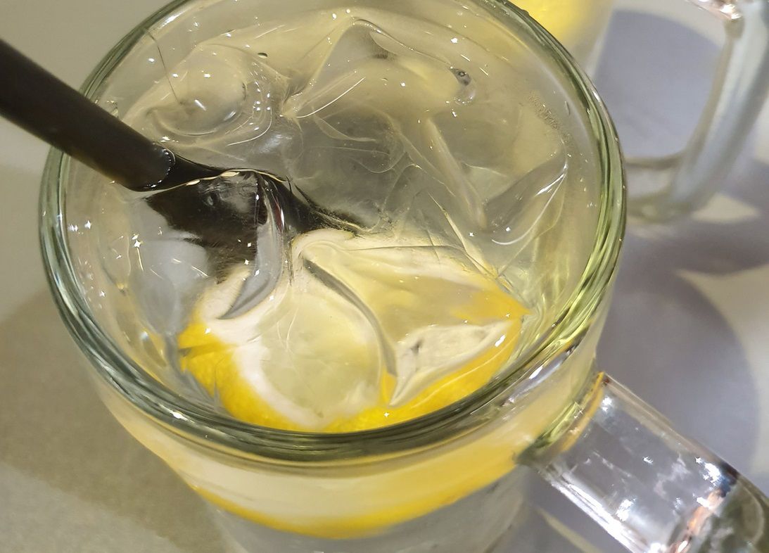 Woda z cytryną to samo zdrowie? Te osoby powinny omijać ją szerokim łukiem