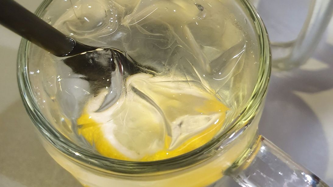 Te osoby nie powinny pić wody z cytryną. Sprawdź, czy jesteś w tej grupie