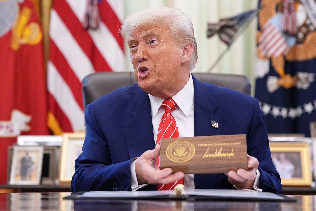Trump calls on "Too Late" Fed chairman Powell to lower interest rates