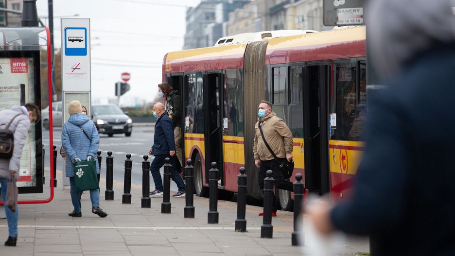 autobus przystanek warszawa komunikacja miejska tramwaj transport publiczny