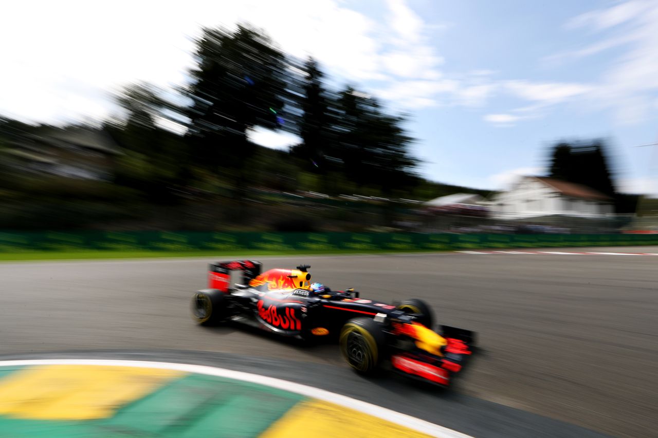 Daniel Ricciardo po raz kolejny udowodnił, że Red Bull jest najbliżej Mercedesa ze wszystkich stajni