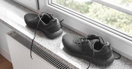 Mokre buty kładziesz na kaloryferze? Ten nawyk może je zniszczyć