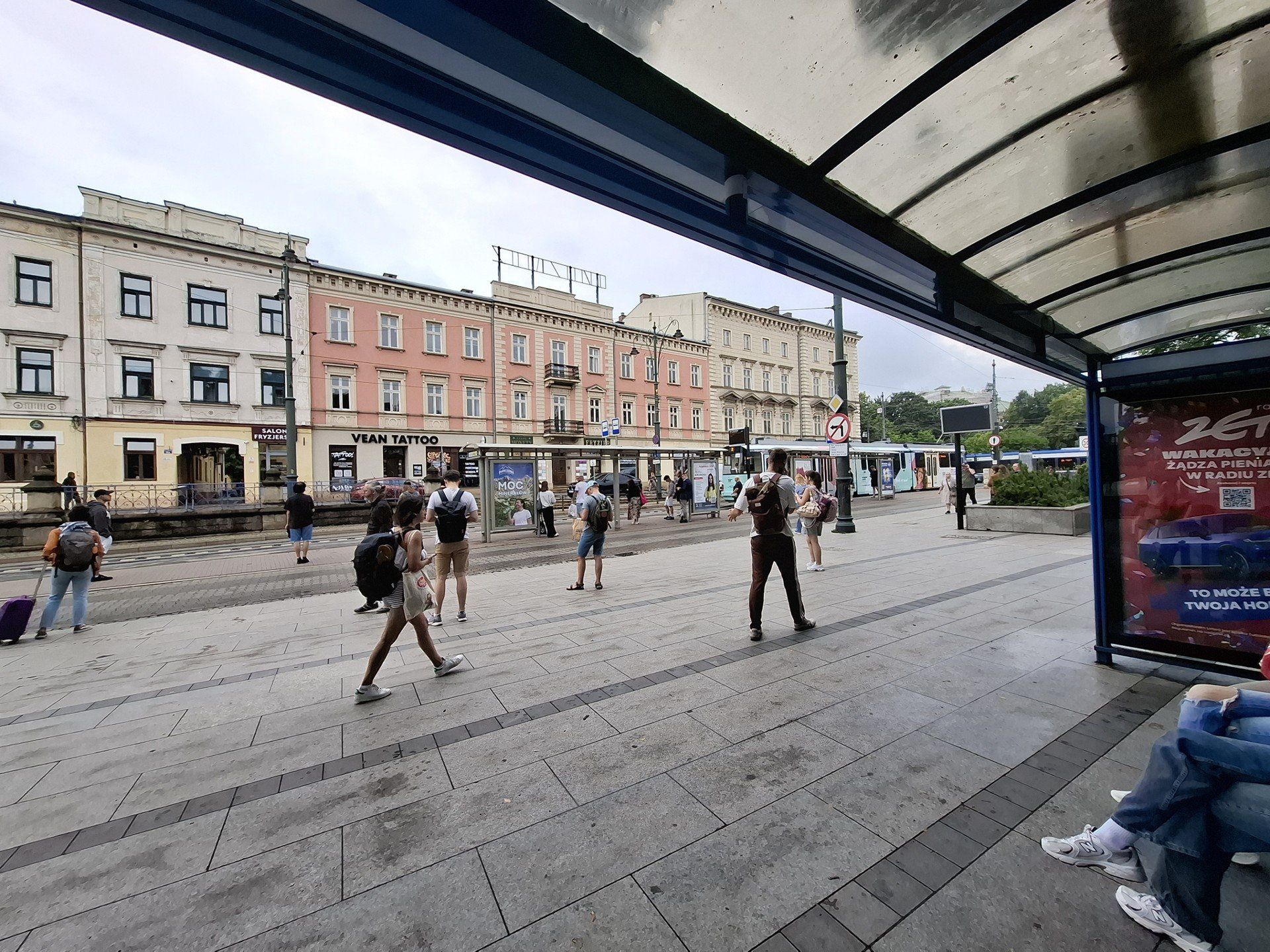 Przystanek tramwajowo-autobusowy &#34;Teatr Słowackiego 01&#34; w Krakowie. Pod jedną wiatą tramwaj i autobus, pod drugą – rozkłady jazdy. Zarząd Transportu Publicznego w Krakowie obiecał przyjrzeć się sytuacji.