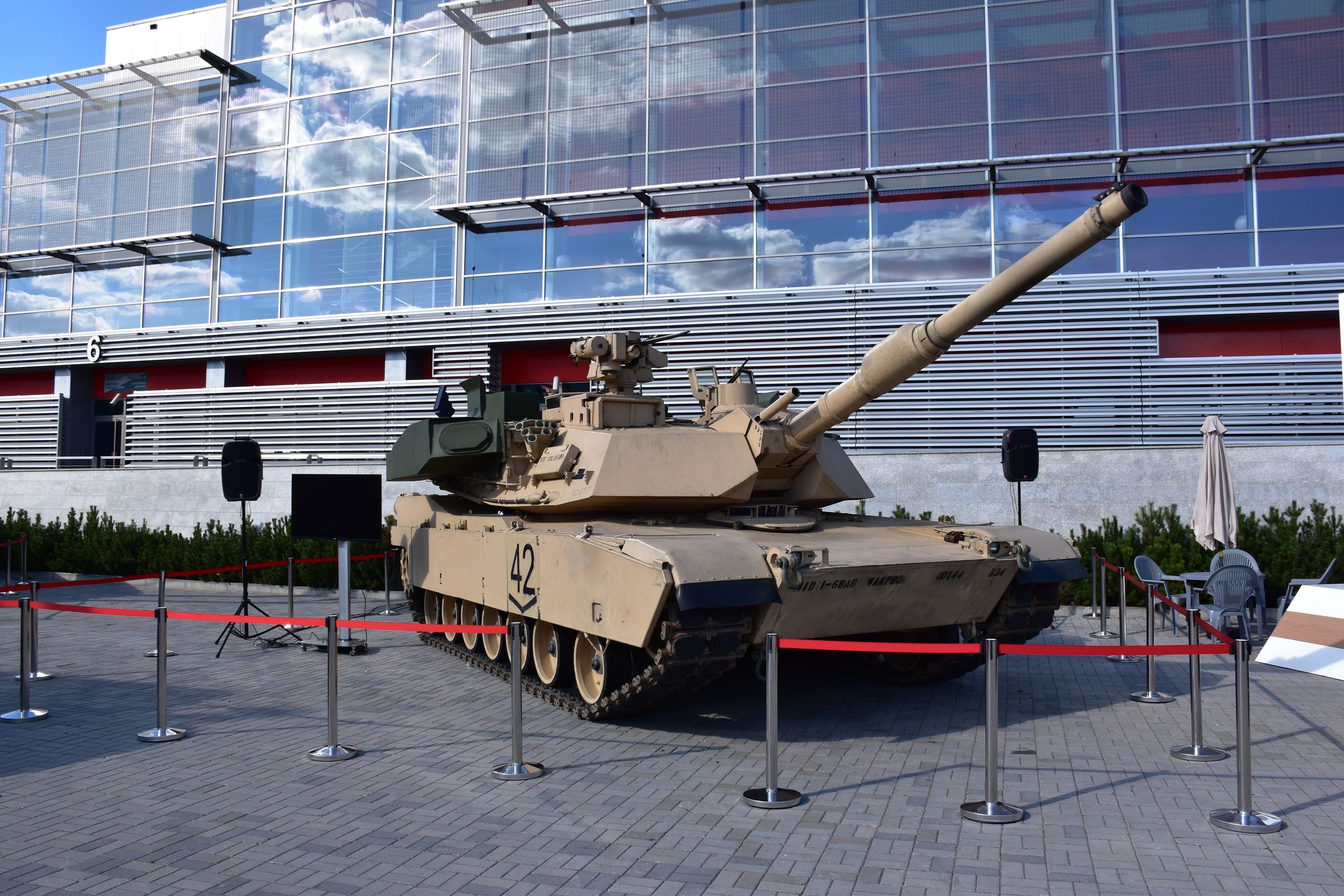 Na zdjęciu M1A2 SEPv2 z makietą systemu ochrony aktywnej Trophy.