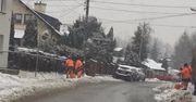 Burza w Katowicach. Zobacz, komu służby odśnieżają chodnik. "To już tradycja"