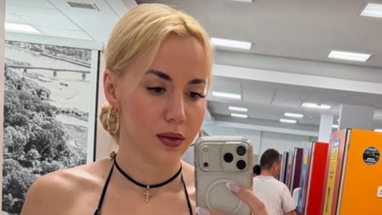 Marianna Schreiber pozuje w bikini na basenie