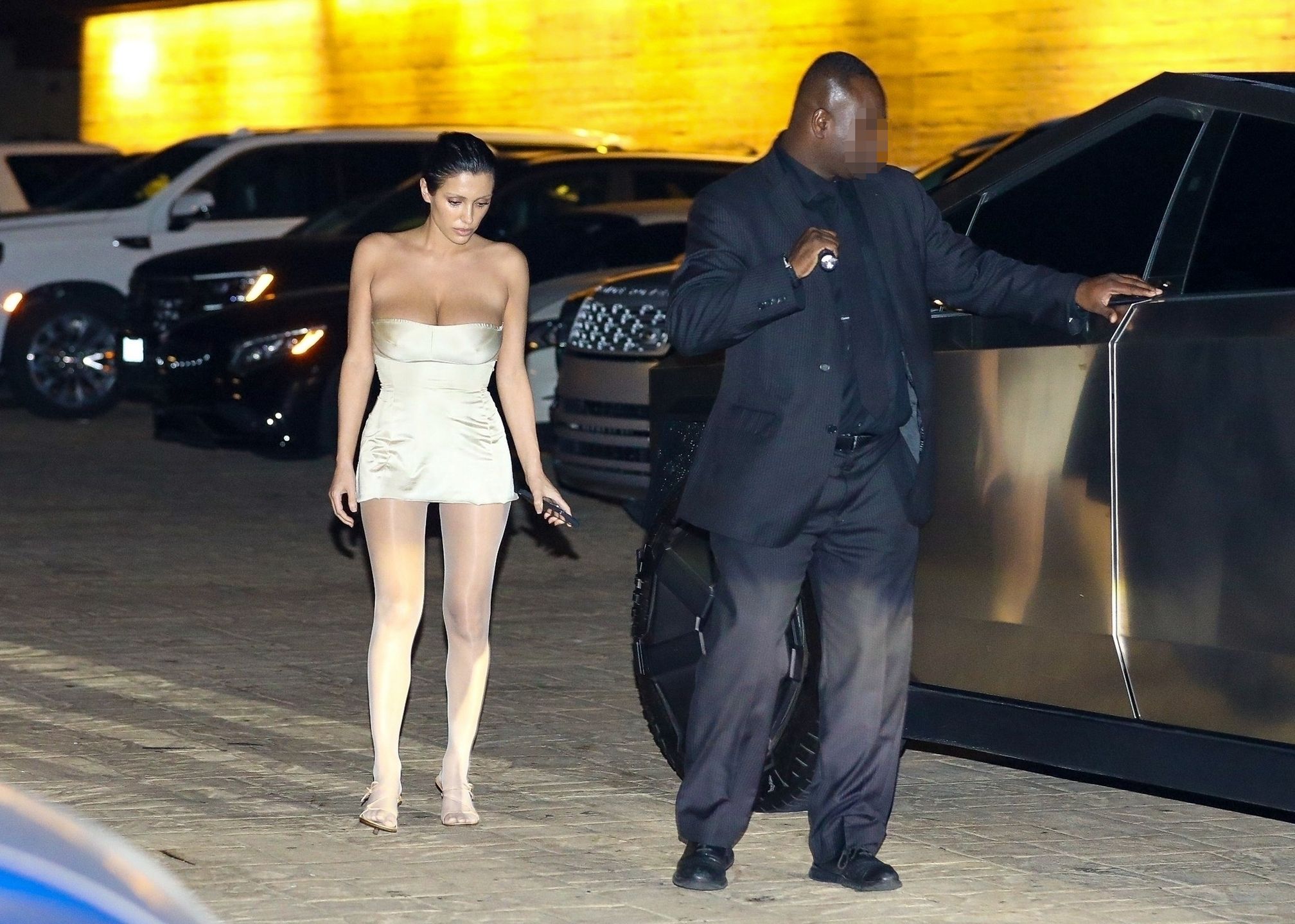 Bianca Censori szwenda się po ulicy w Malibu