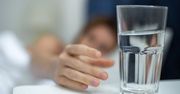 Woda przed snem szkodzi? Specjalistka radzi, kiedy wypijać ostatnią szklankę