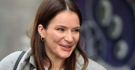 Anna Dereszowska obdarowuje paparazzi UŚMIECHAMI, pozując pod TVN z serduszkiem WOŚP (ZDJĘCIA)