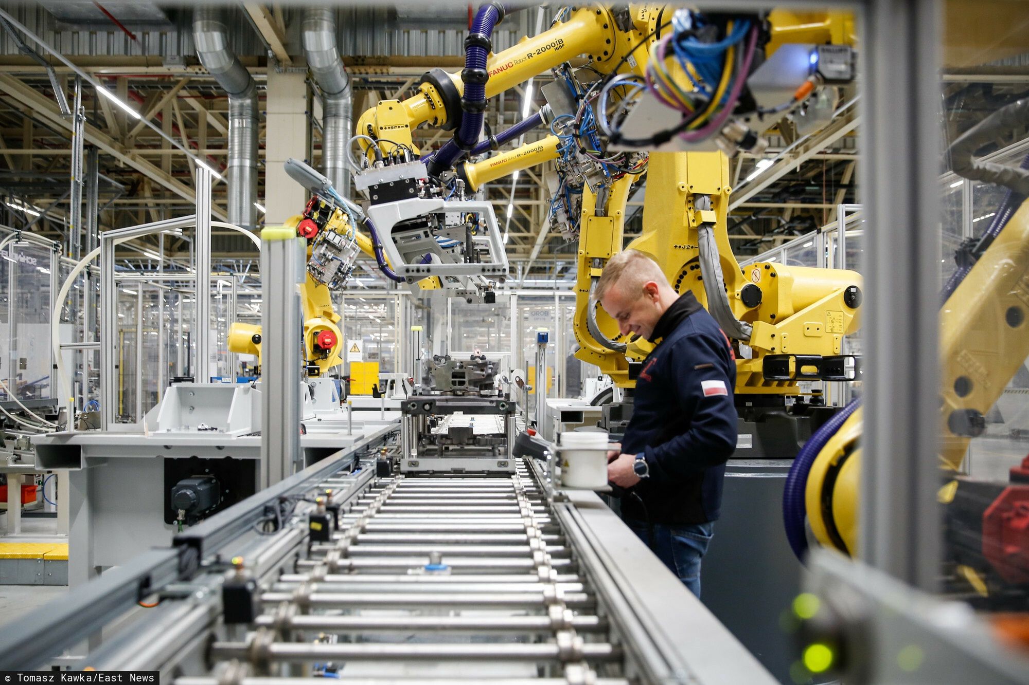 Zak?ad produkcji silnik�w Opel w Tychach
Fot. Tomasz Kawka/East News Tychy 29.11.2018  Prezentacja zakladu produkcji silnikow Opel  Manufacturing Poland w Tychach, przed uruchomieniem  regularnej produkcji.Fot. Tomasz Kawka/East News Tychy 29.11.2018  Prezentacja zakladu produkcji silnikow Opel  Manufacturing Poland w Tychach, przed uruchomieniem  regularnej produkcji.
W po?owie stycznia 2019 r. fabryka Opel Manufacturing Poland w Tychach rozpocznie produkcj? silnik�w benzynowych PureTech, stosowanych w pojazdach grupy PSA, kt�rej cz??ci? jest Opel. M.in. silnik konstrukcji Peugeota, tzw. EB o pojemno?ci 1,2, trzycylindrowy, b?d?cy od czterech lat "Silnikiem Roku" W Europie.
Nowa linia oznacza? b?dzie wzrost zatrudnienia. Obecnie tyski zak?ad zatrudnia ponad 500 os�b. Po zak?adanym uruchomieniu trzeciej zmiany zatrudnienie mo?e wzrosn?? do ok. 800 pracownik�w.
Pocz?tki zak?adu silnik�w w Tychach si?gaj? ko?ca lat 90. ub. wieku. W ci?gu 15 lat powsta?o tam blisko 2,8 mln silnik�w, m.in. do Opla, Hondy, GM oraz do motor�wek.
Opr�cz Tych�w silniki PureTech wytwarzane s? tak?e w dw�ch fabrykach we Francji.
Tomasz Kawka