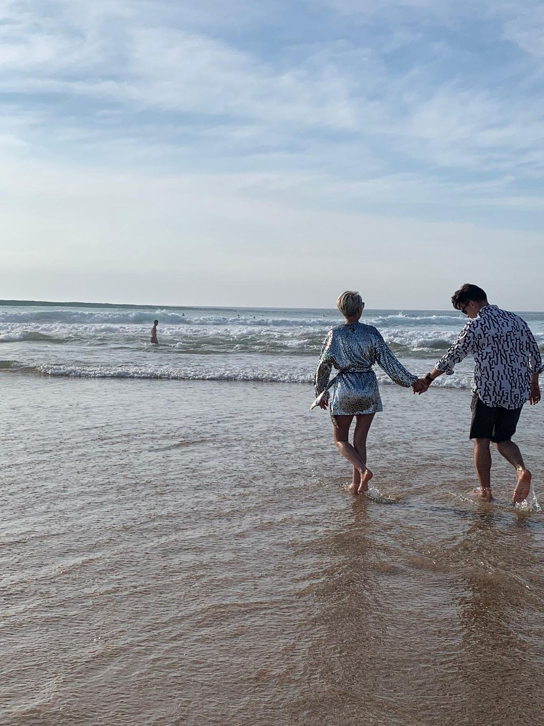 Paulla obściskuje się z partnerem na portugalskiej plaży
