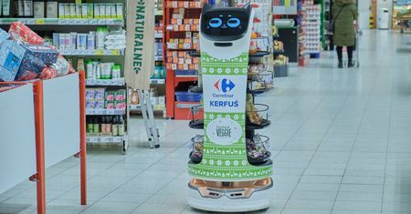 Kerfuś odwiedził Lublin. Wozi się po sklepie, sprzedając ciastka, soki i inne przekąski