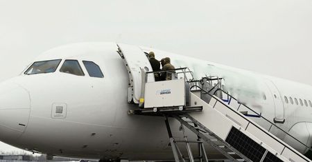 Kraków: Awantura na pokładzie samolotu. Agresywna pasażerka wycofana z rejsu na Rodos