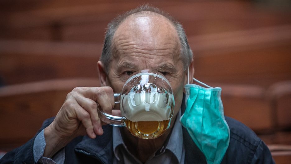 Koronawirus i odmrażanie gospodarki. Czesi żegnają się z epidemią. Można pić piwo w ogródkach, wkrótce zdejmą maseczki ochronne