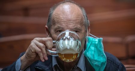Odmrażanie gospodarki. Czechy idą dalej niż Polska. Luzują obowiązek maseczek, można będzie organizować wesela