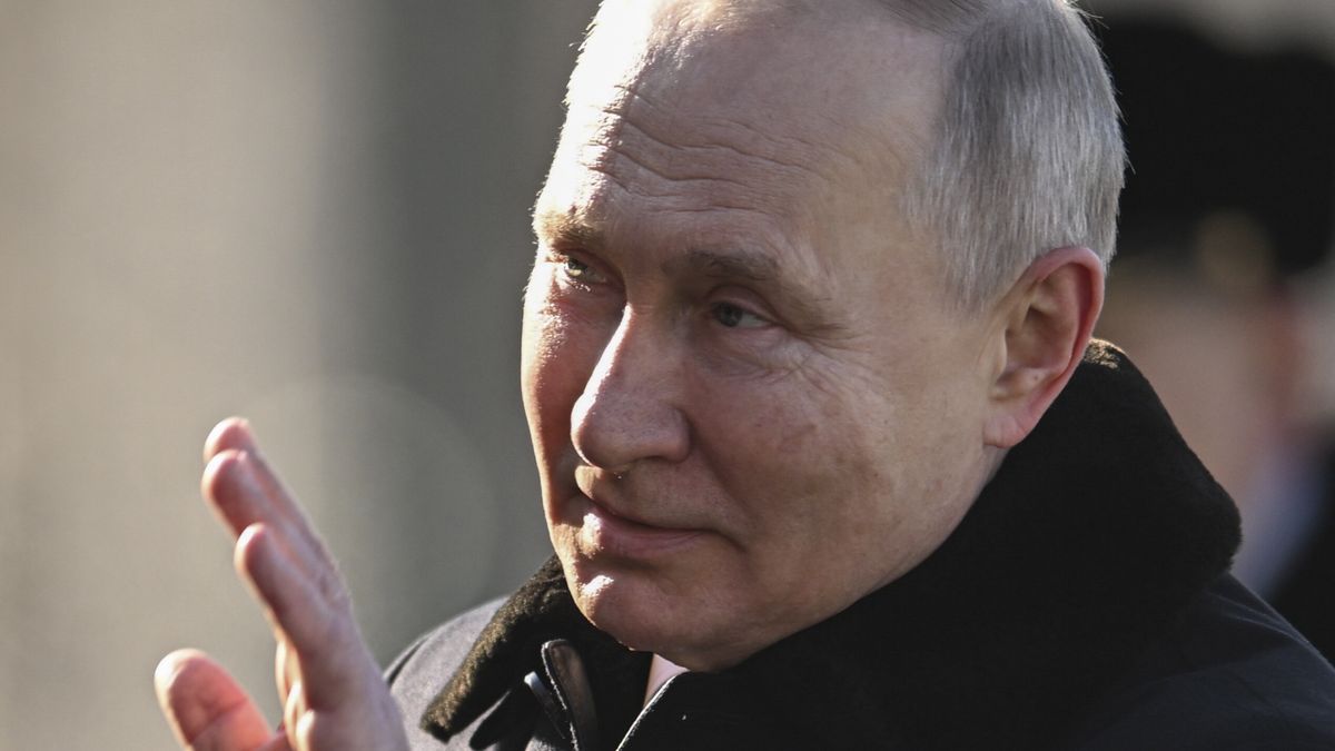 Putin attends wreath-laying ceremony on Defender of the Fatherland Dayepa10485007 Russian President Vladimir Putin reacts as he attends a wreath-laying ceremony at the Eternal Flame and the Unknown Soldier's Grave in Alexander Garden during an event marking the Defender of the Fatherland Day in Moscow, Russia, 23 February 2023. The 23 February is celebrated as the Defender of the Fatherland Day in Russia, Belarus, Kyrgyzstan, and Tajikistan marking the date in 1918 when the first mass draft into the Red Army took place in Moscow and Petrograd during the country's Civil War and war against the German Emperor.  EPA/PAVEL BEDNYAKOVSPUTNIK/KREMLIN POOL Dostawca: PAP/EPA.PAVEL BEDNYAKOVSPUTNIK/KREMLIN POOL