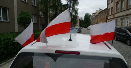 Za samą jazdę z flagą mandatu nie dostaniesz. Kibicować trzeba jednak z głową