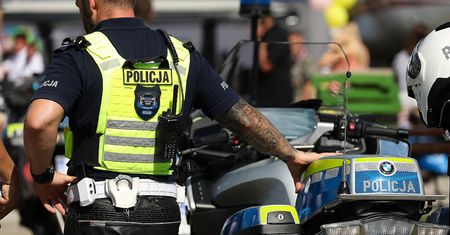 Groza na przystanku w Poznaniu. Mężczyzna wyciągnął "broń"
